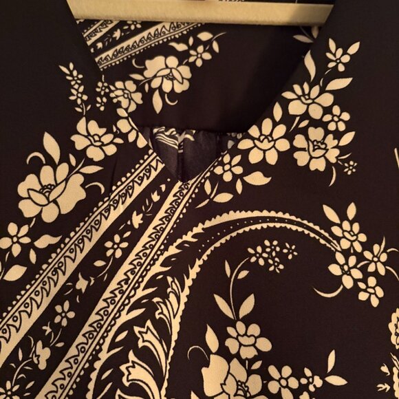 NWT Vince Camuto Black Floral Bell Sleeve Blouse Size M - Picture 9 of 12